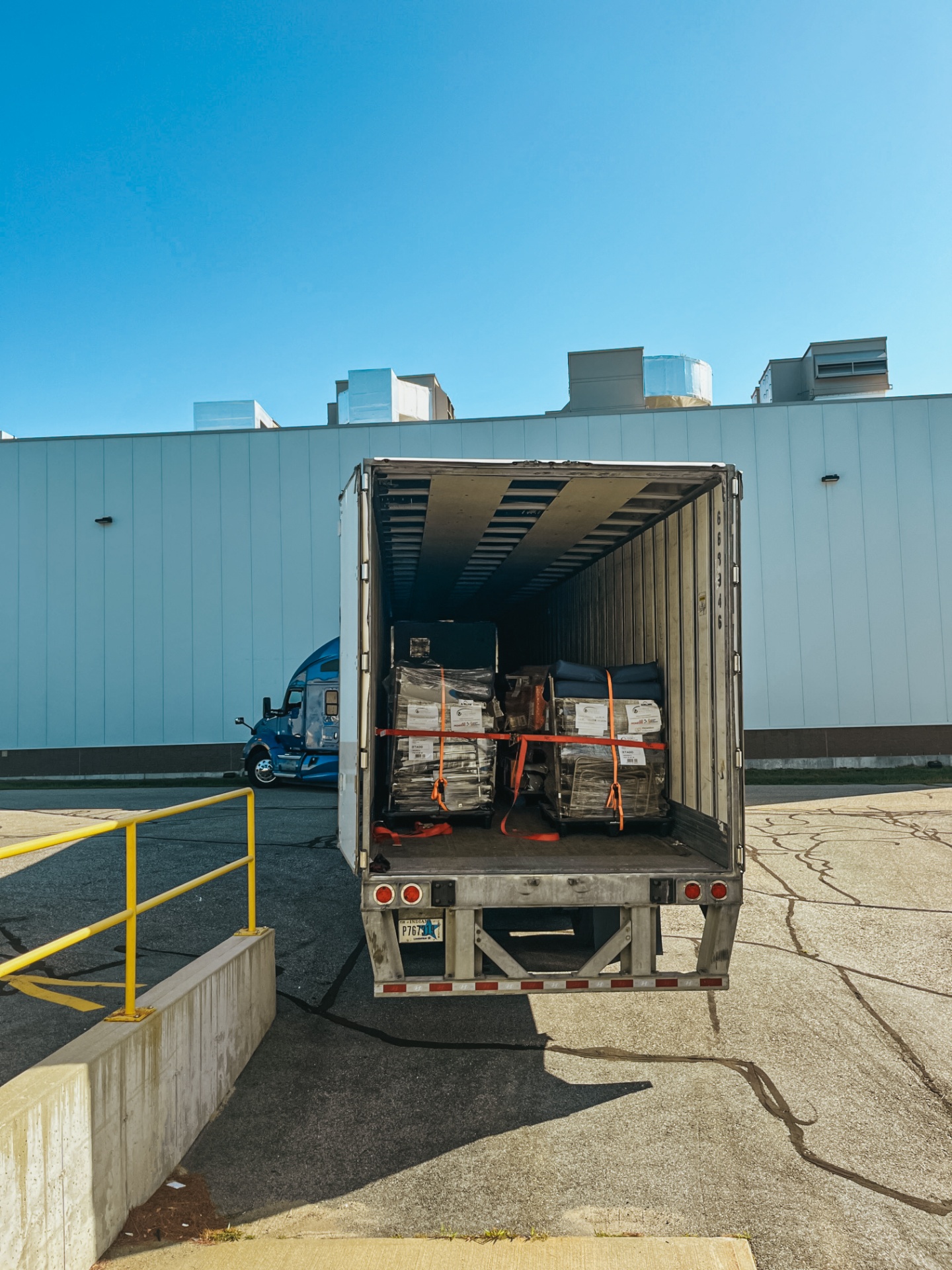 Beladener Hilfscontainer am Verteilzentrum in Boston, USA
