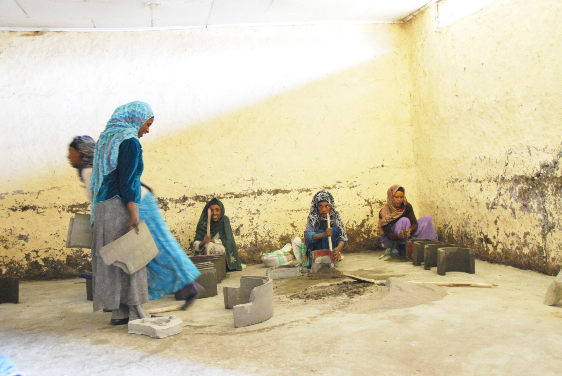 Produktion von green stoves einer Frauen-Genossenschaft in Äthiopien